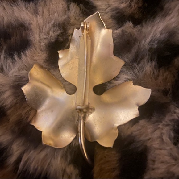 Vintage maple leaf brooch - Picture 4 of 4